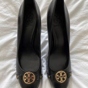 Tory Burch Black Leather Gold Logo Pumps Sz 11 M